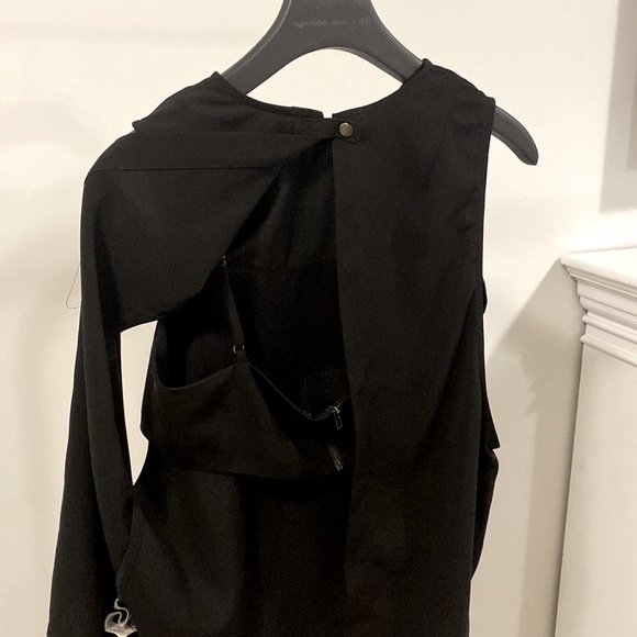 Black top with back opening design - Picture 4 of 4